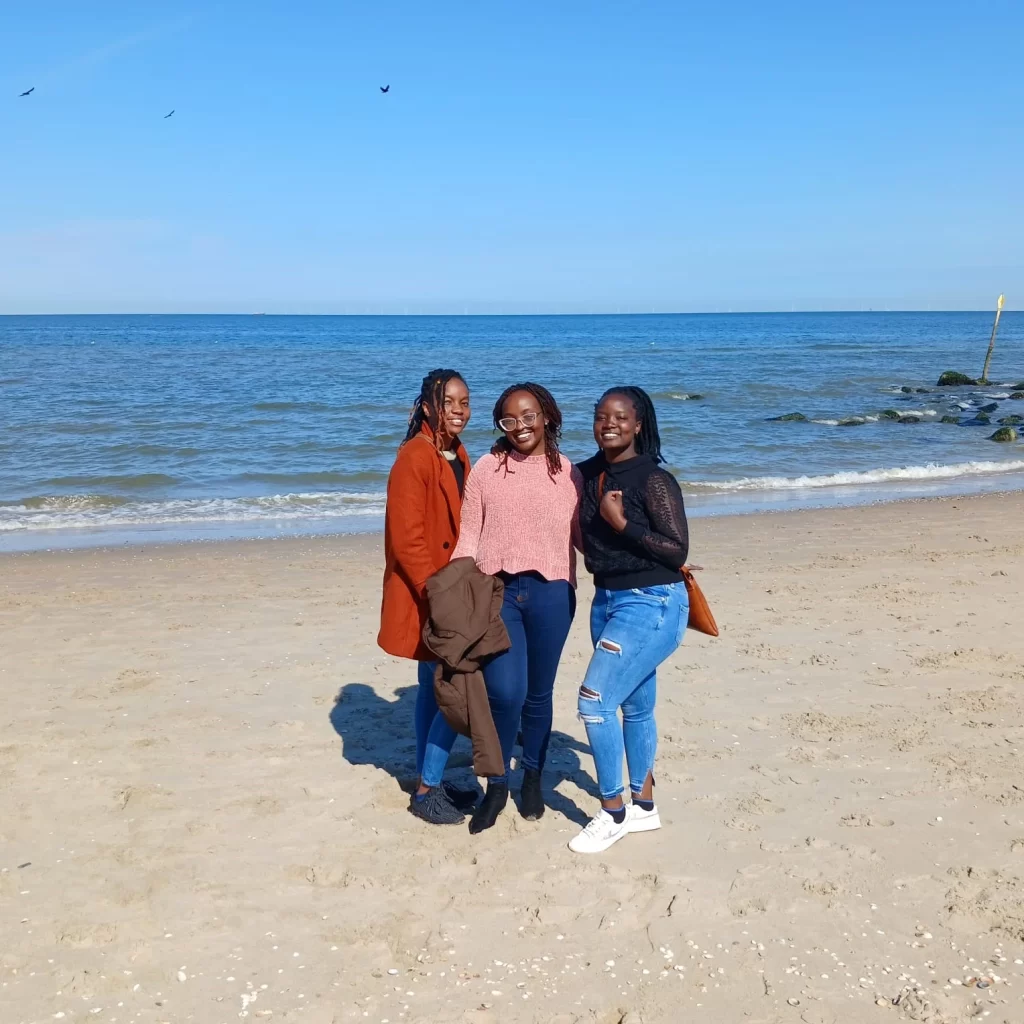 Matilda, Dorothy, and Regina on the beach, the Hague